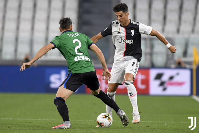 Ronaldo cùng các đồng đội gặp nhiều khó khăn trước Atalanta