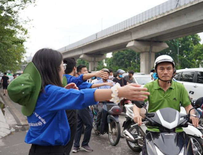 Sinh viên tình nguyện phân luồng giao thông