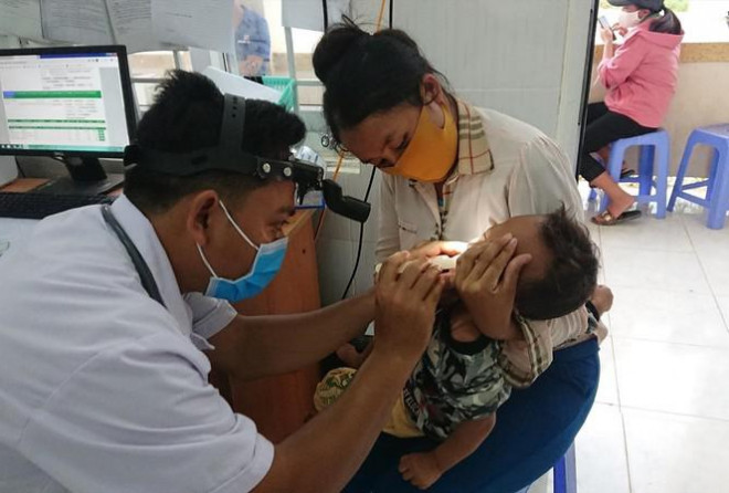 Khám bệnh ở Trạm y tế xã Quảng Hòa