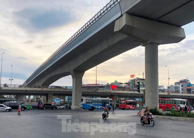 Cùng với đó, UBND thành phố Hà Nội cũng có công văn gửi các bộ, ngành liên quan đề nghị hướng dẫn việc bổ sung chi phí do kéo dài thời gian các gói thầu xây lắp của dự án, làm cơ sở để đàm phán, thanh quyết toán.