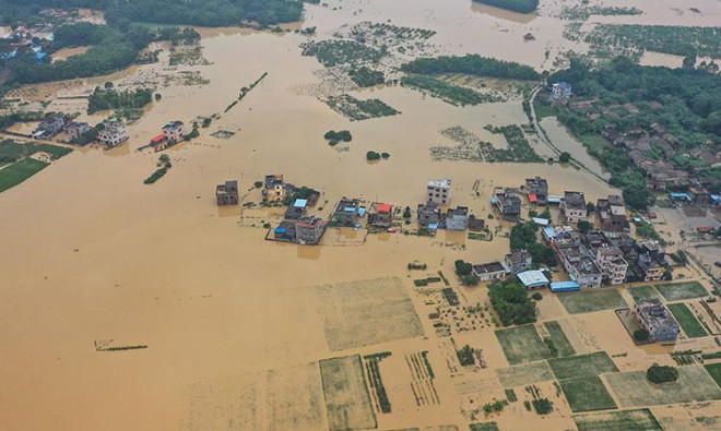 Nhà cửa chìm trong biển nước tại TP Huệ Châu. Ảnh: Reuters