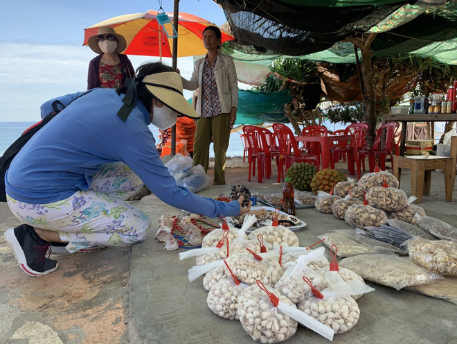 Nơi đây du khách còn có thể thưởng thức những món ngon bình dị đến từ biển cả và có thể mua những món quà được người dân làm từ những con ốc hay hành, tỏi mang về đất liền để làm quà. ảnh N.N