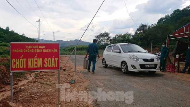 Chốt kiểm soát dịch bạch hầu ở thôn 12, xã Quảng Hòa