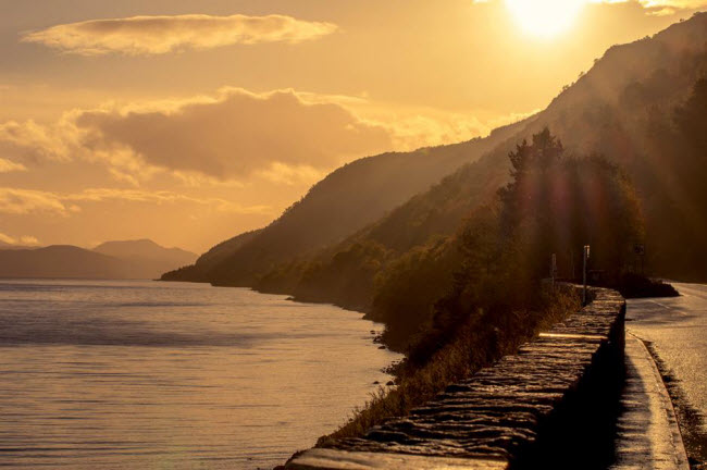 Hồ Loch Ness, Scotland: Nơi đây nổi tiếng với các câu chuyện về quái vật khổng lồ bí ẩn. Người dân địa phương cũng tin rằng, hồ Loch Ness cũng là nơi sinh sống của những phù thủy
