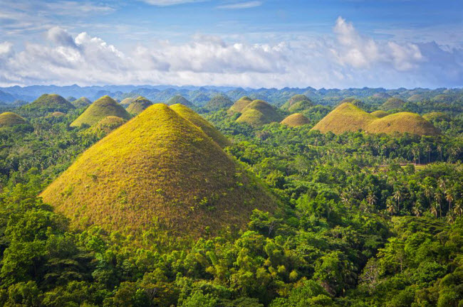 Đồi sô-cô-la, Philippines: Các ngọn đồi hình nón ở Philippines được cho là bãi chiến trường của hai người khổng lồ khi họ ném bùn và đá vào nhau cho tới khi kiệt sức. Một truyền thuyết khác kể rằng, các quả đồi là nước mắt khô của một người khổng lồ đa tình, khi anh ta thương tiếc người yêu xấu số.
