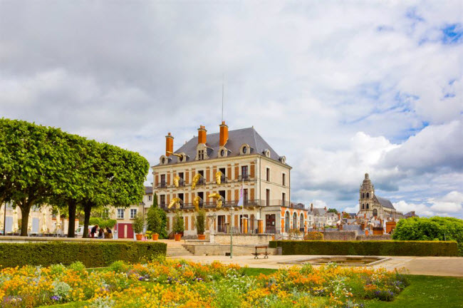 La Maison de la Magie Robert-Houdin, Pháp: Bảo tàng La Maison de la Magie Robert-Houdin là điểm du lịch hấp dẫn nhất tại thành phố Blois. Nơi đây giới thiệu về lịch sử của ảo thuật và nhà ảo thuật tài ba Robert-Houdin cùng các buổi trình diễn ảo thuật trực tiếp.
