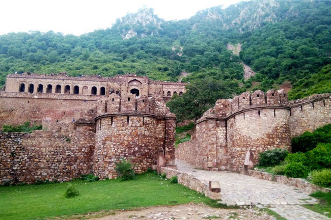 Pháo đài Bhangarh, Ấn Độ: Được mệnh dành là địa điểm “ma ám” đáng sợ nhất ở Ấn Độ, pháo đài từ thế kỷ 17 liên quan tới truyền thuyết về &nbsp;một phù thủy đem lòng yêu một công chúa trong vùng. Không được công chúa đáp lại, tên phù thủy định cho cô uống bùa yêu, nhưng kế hoạch bị bại lộ và công chúa dùng nước thánh để xua đuổi hắn. Trước khi rời đi, tên phù thủy đã kịp dán một lá bùa nguyền rủa lên pháo đài.
