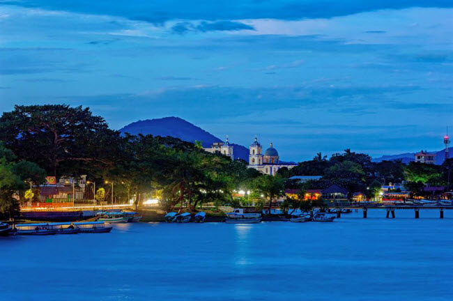 Catemaco, Mexico: Được mệnh danh là vùng đất của phù thủy, Catemaco là điểm đến của những du khách tò mò từ khắp nơi trên thế giới. Họ tới đây để xem các phù thủy thực hiện các nghi lễ cổ xưa hay khám phá khu chợ bán các đồ vật huyền bí.
