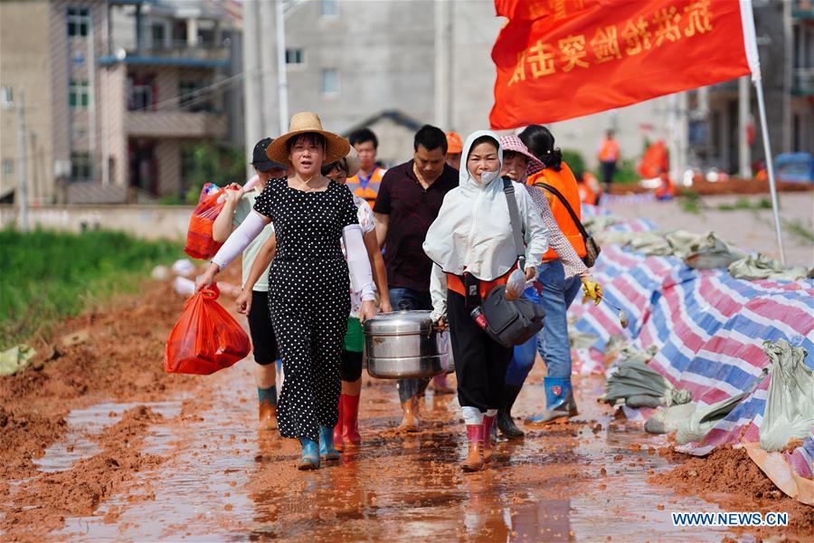 Phụ nữ ở Phiên Dương cũng tham gia phòng chống lũ lụt (ảnh: Xinhua)