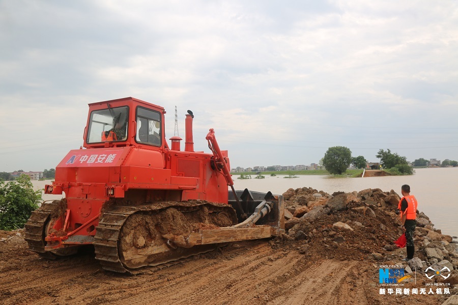 Công tác hộ đê ở Phiên Dương, Giang Tây đang được gấp rút tiến hành (ảnh: Xinhua)