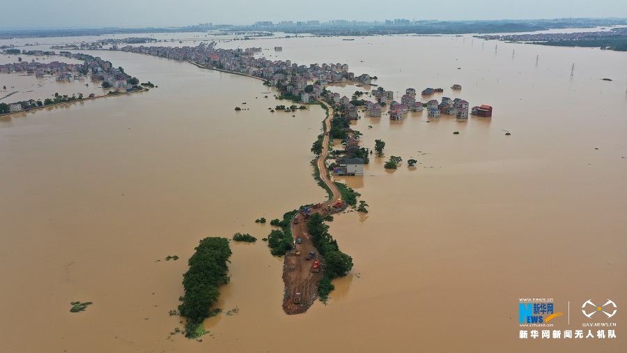 Con đê bị vỡ khiến nước tràn vào ngôi làng bên cạnh (ảnh: Xinhua)