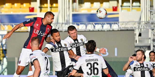 Bologna dẫn trước 2 bàn nhưng vẫn để Parma cầm hòa vì để thủng lưới liền 2 bàn ở những phút bù giờ cuối trận
