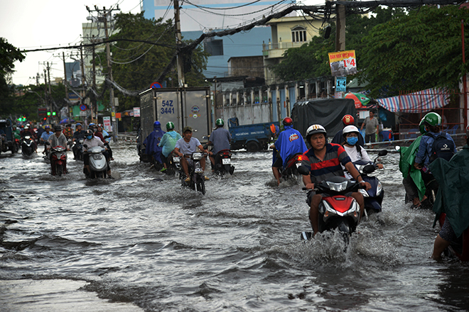 Khoảng 14h, cơn mưa lớn đổ xuống địa bàn TP.HCM khiến hàng loạt tuyến đường bị ngập sâu trong nước.