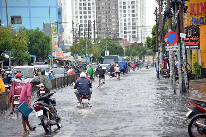 Mưa lớn, cũng gây ngập nặng các tuyến đường như Nguyễn Hồng Đào, Ba Vân (quận Tân Bình); 3 tháng 2 (quận 10)…