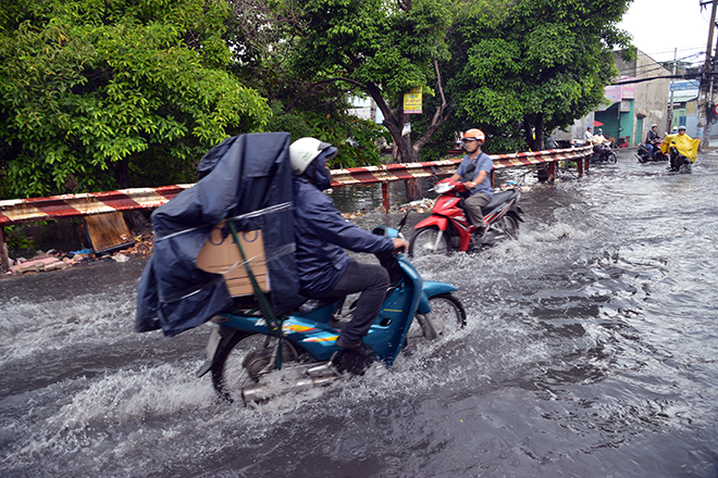 Khu vực giao nhau Phan Anh – Tô Hiệu cũng bị chìm trong nước đen ngòm, hôi thối nồng nặc.