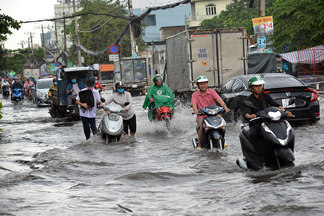 Nhiều học sinh được phụ huynh đón về phải lội nước để di chuyển.