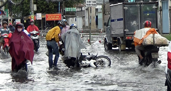 &nbsp;Ghi nhận trong vòng 15 phút đã có 2 trường hợp đi xe máy bị ngã trên đường Phan Anh.