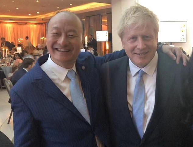 Ông Zhirong Hu chụp ảnh với Thủ tướng Anh Boris Johnson (ảnh: Daily Mail)
