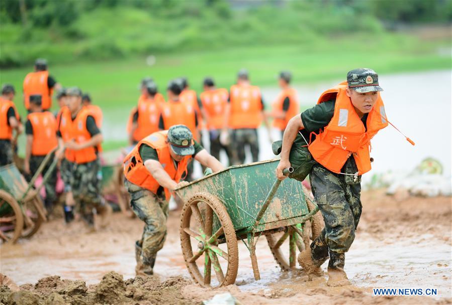 Tình trạng vỡ đê khi mới vào đầu mùa lũ ở Giang Tây được đánh giá là nghiêm trọng (ảnh: Xinhua)