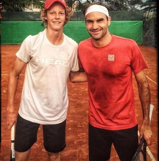 Jannik Sinner và Roger Federer chưa từng đối đầu trong một trận đấu chính thức nhưng đã đánh tập cùng nhau