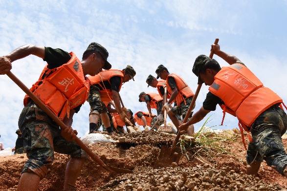 Binh sĩ quân đội Trung Quốc hộ đê (ảnh: China Daily)