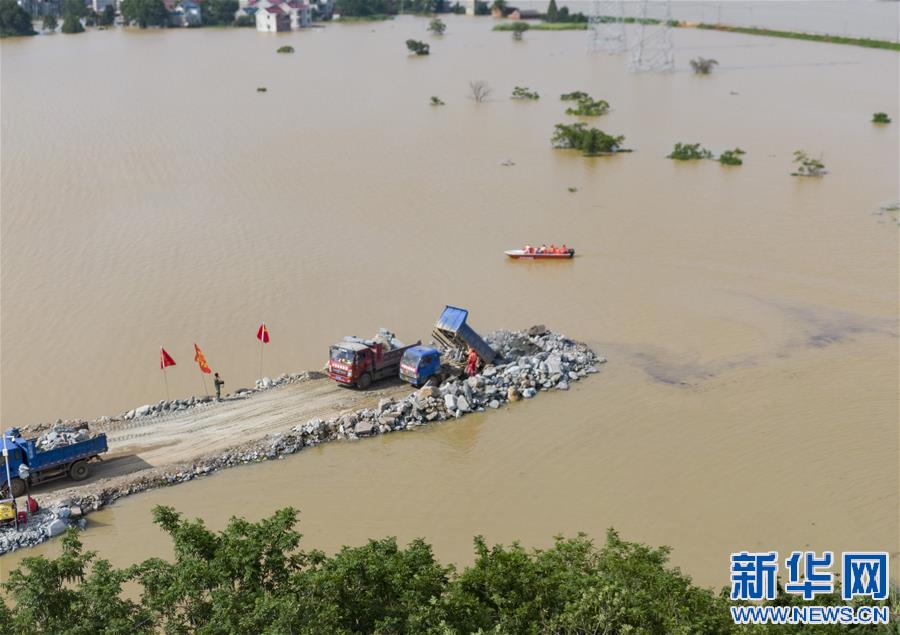 Vá đê ở Giang Tây (ảnh: Xinhua)