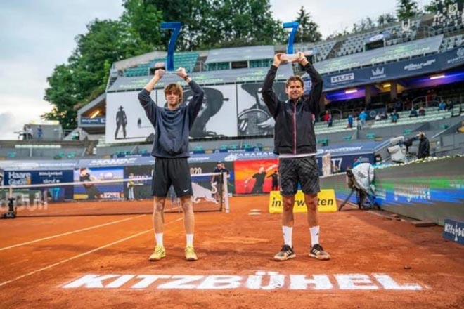 Rublev (trái) khuất phục Thiem sau 3 set để đăng quang giải quần vợt biểu diễn trên đất Áo