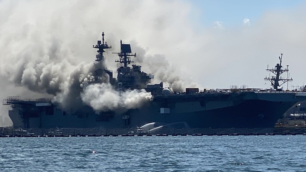 Hiện chưa rõ nguyên nhân khiến tàu USS Bonhomme Richard bốc cháy.