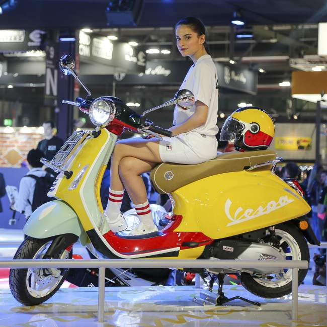 Cận cảnh người đẹp chế ngự trên ấn phẩm đặc biệt Vespa Primavera Sean Wotherspoon.
