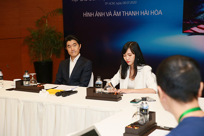 Giám đốc Marketing Sony Việt Nam, ông Yuji Kano cùng đại diện Sony trong buổi phỏng vấn riêng dành cho phóng viên.
