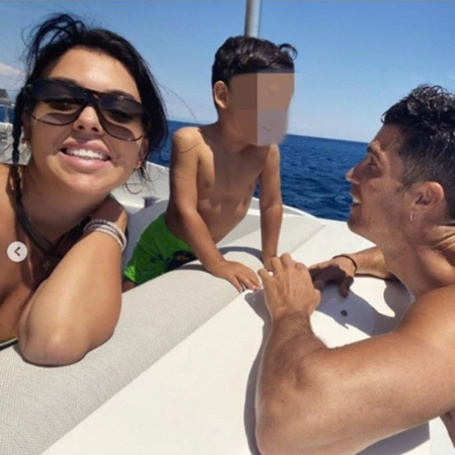 Ronaldo và bạn gái Georgina Rodriguez khoe ảnh cùng con trai&nbsp;khi đi nghỉ hè ở Madeira