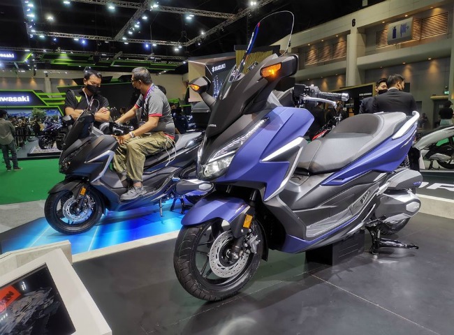 Honda Forza 350 mới được trình diện tại triển lãm xe ở Thái Lan, hâm nóng thị trường xe máy dù vẫn đang bị ảnh hưởng bởi dịch bệnh Covid-19.
