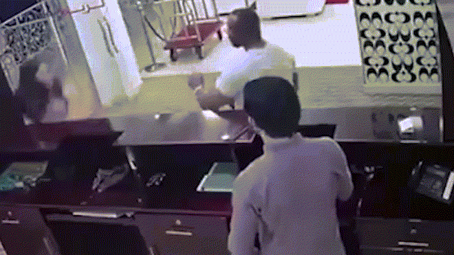 Gã biến thái sàm sỡ nhầm nữ võ sĩ gốc Việt, gãy chân vì liên hoàn cước - 1
