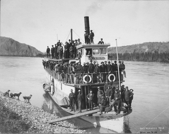 Thời điểm năm 1896, 3 người gồm  Skookum Jim Mason, Dawson Charlie và George Washington Carmack tìm thấy vàng ở một nhánh của sông Klondike. Họ cũng không ngờ rằng điều này đã dẫn đến một cơn sốt vàng lớn nhất trong lịch sử.

