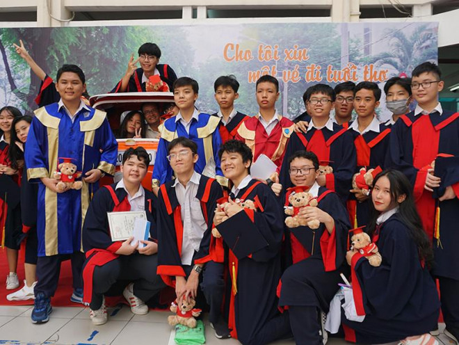 Học sinh khối 9, Trường THCS Nguyễn Du (quận 1, TP.HCM) rạng rỡ trong lễ ra trường. Ảnh: NQ