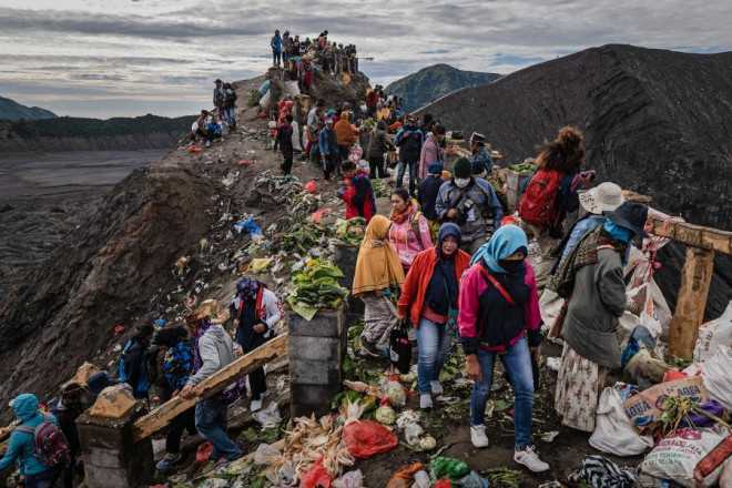 Nhưng lúc đó, trận phun trào nham thạch của núi lửa Bromo đã nuốt lấy đứa con út xuống đáy vực. Giữa tiếng kêu khóc và quang cảnh hỗn độn, một tiếng nói cất lên len lỏi giữa dòng nham thạch.