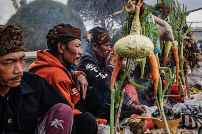 Một trong những phần chính của lễ hội Yadnya Kasada của người Tenggerese theo đạo Hindu là thực hiện cuộc hành trình lên miệng núi lửa Bromo để dâng các vật phẩm như gạo, trái cây, rau, hoa và vật nuôi để cúng tế các vị thần núi. Sau đó, họ ném chúng vào miệng núi lửa để cầu may mắn và mùa màng được bội thu.