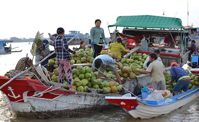 Hàng hóa chủ yếu tại đây là nông phẩm, trái cây và các món ăn vặt nổi tiếng của An Giang như bánh da lợn, bánh tầm, bún cá… Đặc biệt, các mặt hàng bày bán tại đây không hề nói thách giá, nên du khách đến đây rất ít khi phải trả giá vì người dân không bị tác động bởi thương mại hóa du lịch.
