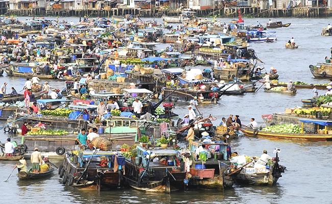 Khu chợ nổi Phụng Hiệp buôn bán khá nhiều mặt hàng, chủ yếu là hàng thủ công mỹ nghệ rất độc đáo của miền Tây, chẳng hạn như tắc kỳ, ba ba, rùa, hay kỳ đà…
