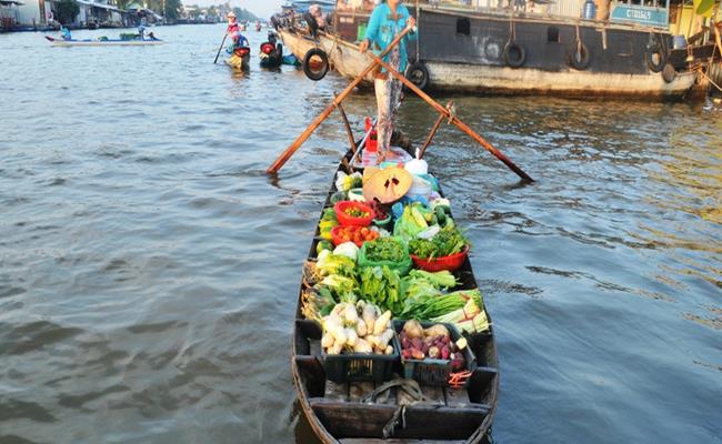 Trên dòng sông Vĩnh Thuận của tỉnh Kiên Giang đã hình thành một khu chợ nổi với quy mô không hề thua kém những khu chợ nổi nức tiếng khác.
