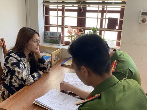 "Tú bà" Cao Thị Ninh tại cơ quan điều tra.