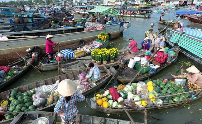 Chợ nổi Cái Răng, Cần Thơ là khu chợ trên sông nổi tiếng nhất cả nước.&nbsp;Khu chợ nằm cách bến Ninh Kiều chỉ 4 km, mất 30 phút đi tàu. Khu chợ này chỉ họp vào buổi sáng nên muốn tới đây du khách phải đi từ sớm.
