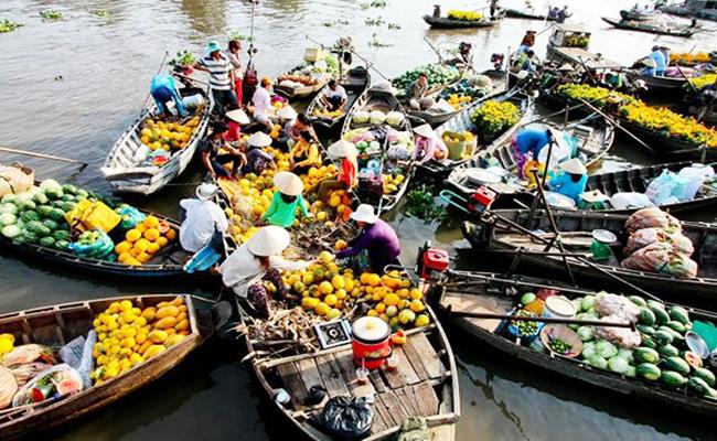 Để khám phá chợ nổi Cái Răng, bạn có thể thuê thuyền máy với giá khoảng 20.000 đồng/ người.
