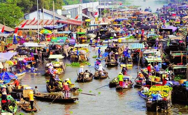 Một khu chợ nổi khác mà du khách tới du lịch miền tây không thể bỏ qua chính là chợ nổi Cái Bè của tỉnh Tiền Giang. Chợ nằm tại vị trí giáp ranh giữa ba tỉnh Tiền Giang, Vĩnh Long, Bến Tre. Khu chợ được coi là trạm trung chuyển nông sản đi khắp miền tây.
