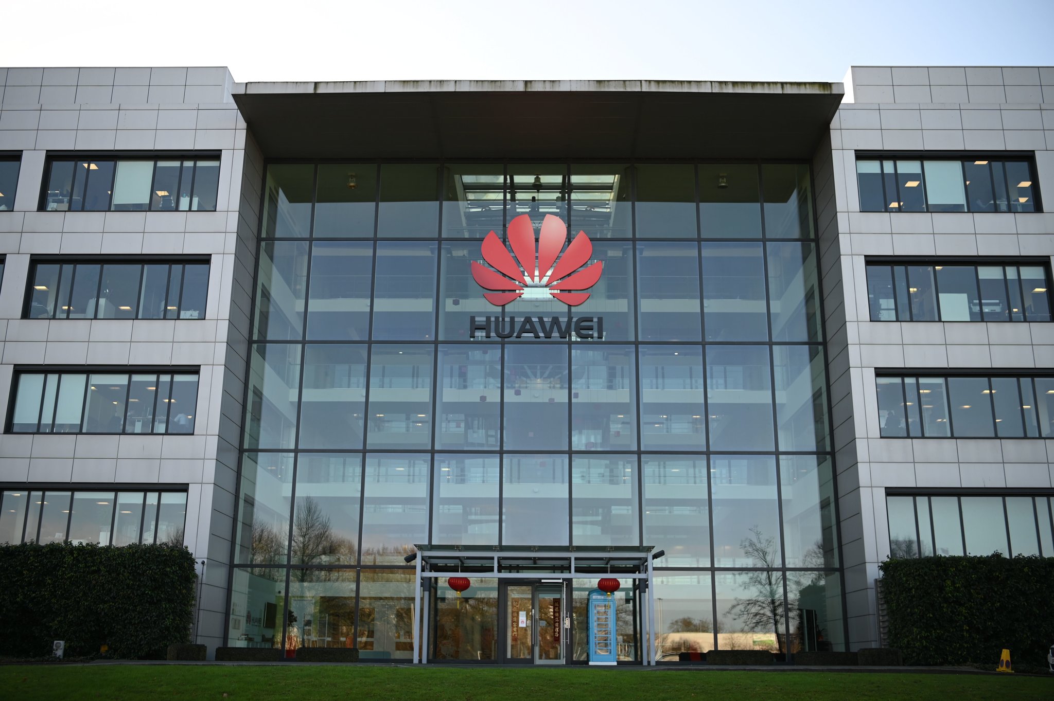 Huawei – công ty mạng viễn thông lớn nhất thế giới – đã chính thức bị cấm cửa tại Anh (Nguồn: NYTimes)