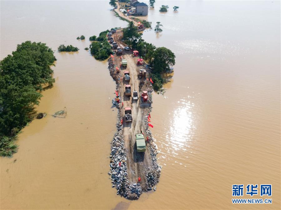 Vá đê ở Giang Tây (ảnh: Xinhua)