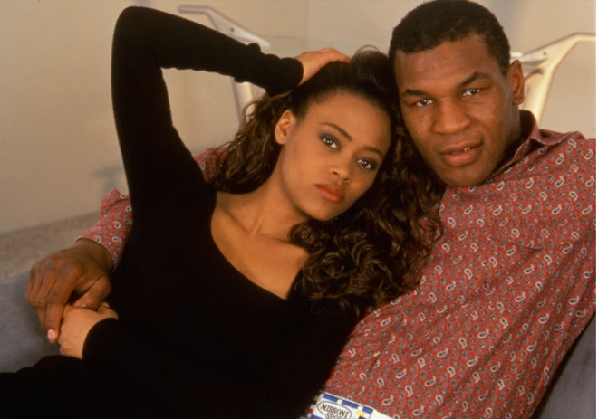 Mike Tyson từng nhiều lần đi chơi đêm nhưng vợ cũ Robin Givens không hề hay biết