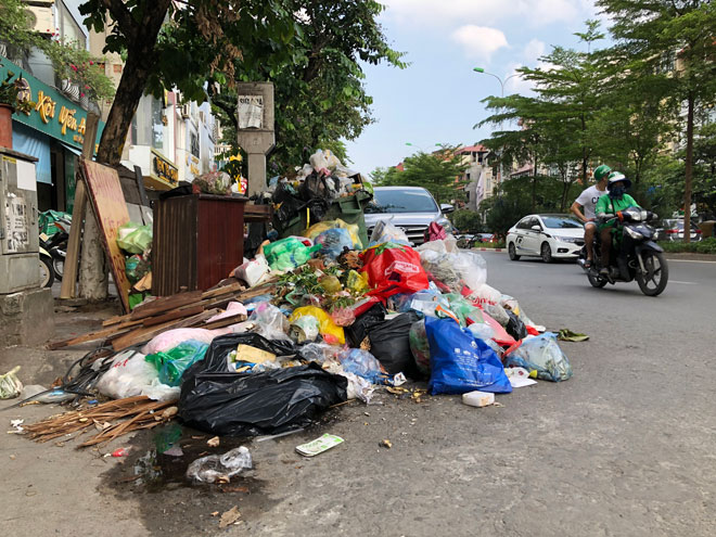 &nbsp;Trước đó, năm 2019, người dân ở xã Nam Sơn và xã Hồng Kỳ cũng đã nhiều lần chặn xe chở rác. Mỗi lần người dân không cho xe chở rác vào bãi rác Nam Sơn thì rác trong nội thành Hà Nội lại bị ùn ứ