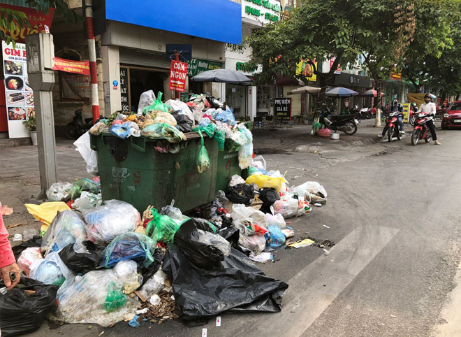 Một nhân viên vệ sinh cho biết: “Giờ xe chở rác quá tải, chúng tôi phải dùng phương tiện các nhân để đi thu gom rác, nếu như đổ rác từ các xe đựng rác ra ngoài lại mất thêm công dọn lại”