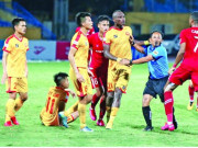 Bóng đá - V-League 'đánh bạc' với trọng tài